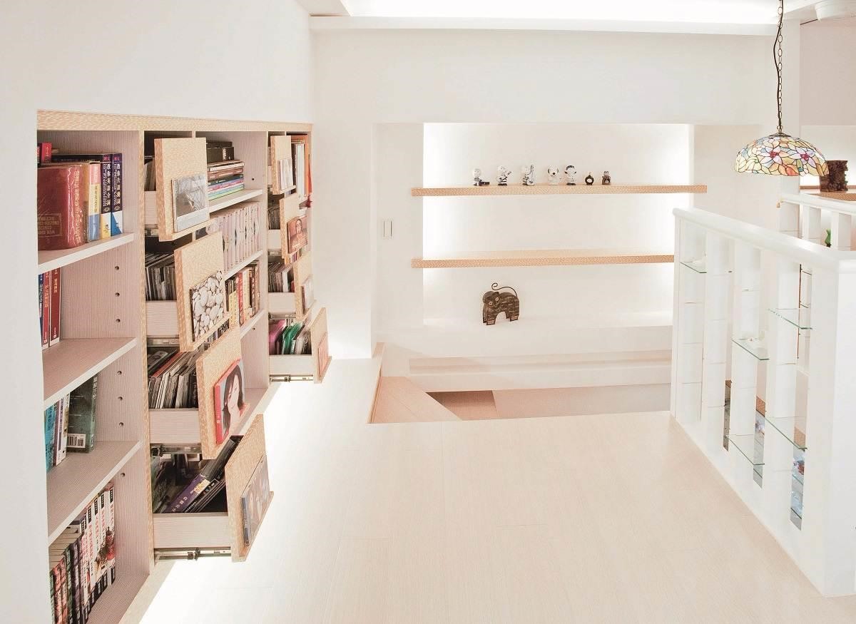 以整面收納牆設計因應屋主收納需求，另外在樓梯扶手旁設計玻璃層架，提供以展示為主的收納空間。空間設計暨圖片提供＿堂藝時尚空間設計